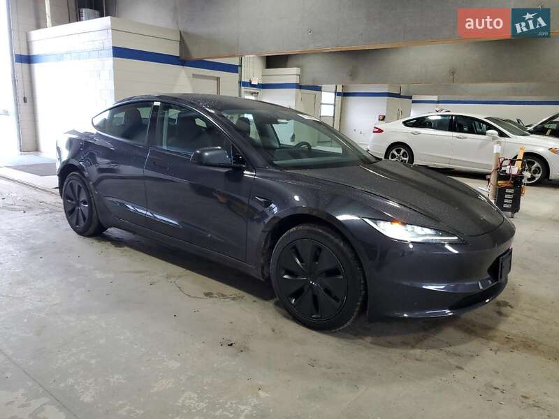 Седан Tesla Model 3 2024 в 