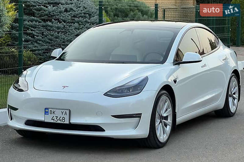 Седан Tesla Model 3 2021 в 