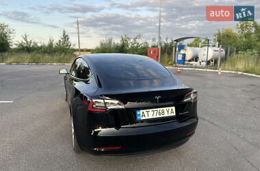 Седан Tesla Model 3 2022 в 
