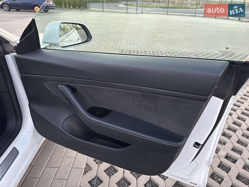 Седан Tesla Model 3 2020 в Луцьку