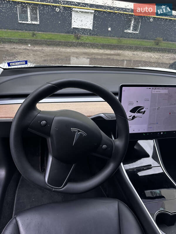 Седан Tesla Model 3 2020 в Львові