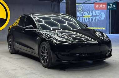 Седан Tesla Model 3 2019 в Чернівцях