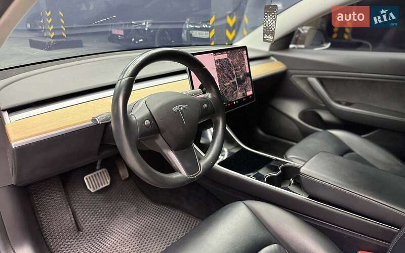 Седан Tesla Model 3 2019 в Чернівцях