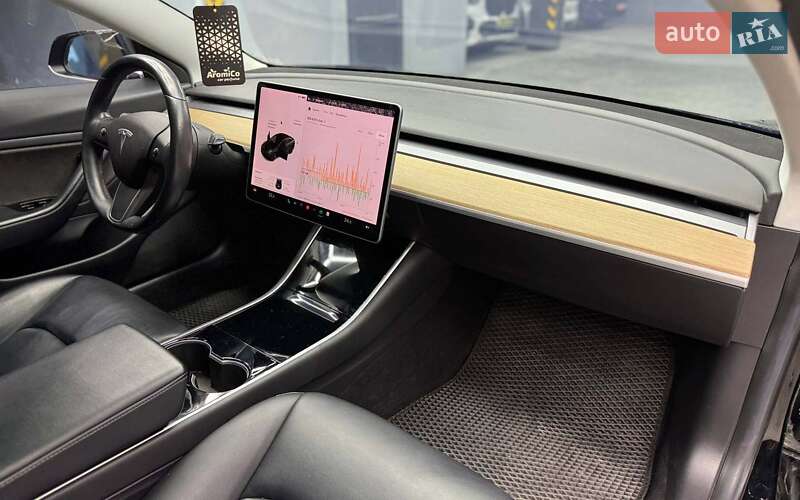 Седан Tesla Model 3 2019 в Чернівцях