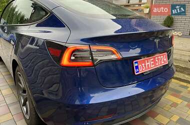 Седан Tesla Model 3 2022 в 
