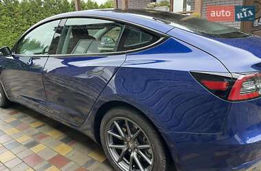 Седан Tesla Model 3 2022 в 