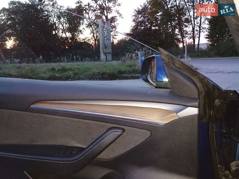 Седан Tesla Model 3 2022 в Самборі