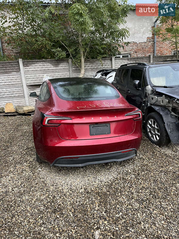Седан Tesla Model 3 2025 в 