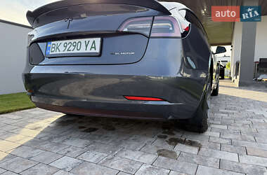 Седан Tesla Model 3 2022 в 