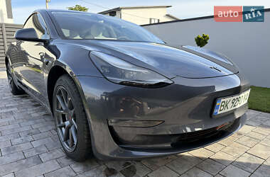 Седан Tesla Model 3 2022 в 