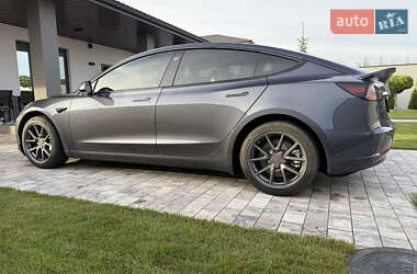 Седан Tesla Model 3 2022 в 