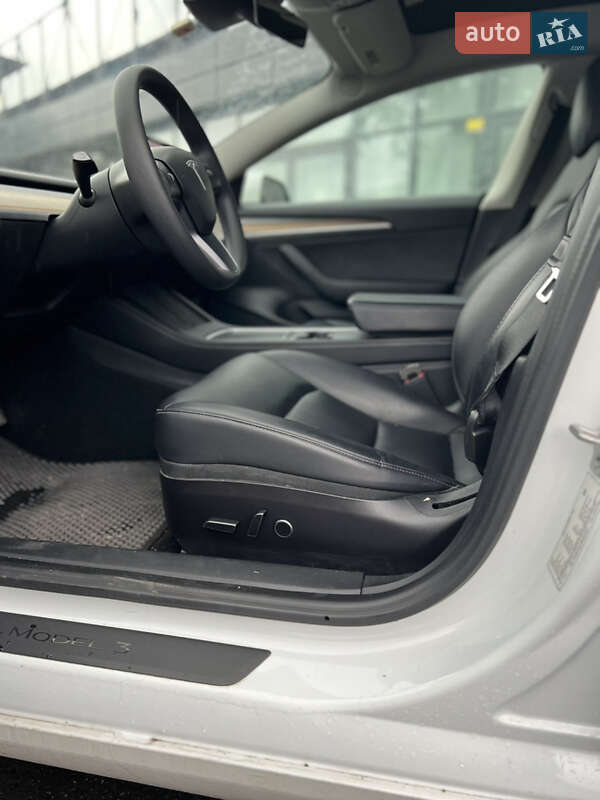 Седан Tesla Model 3 2021 в Умані