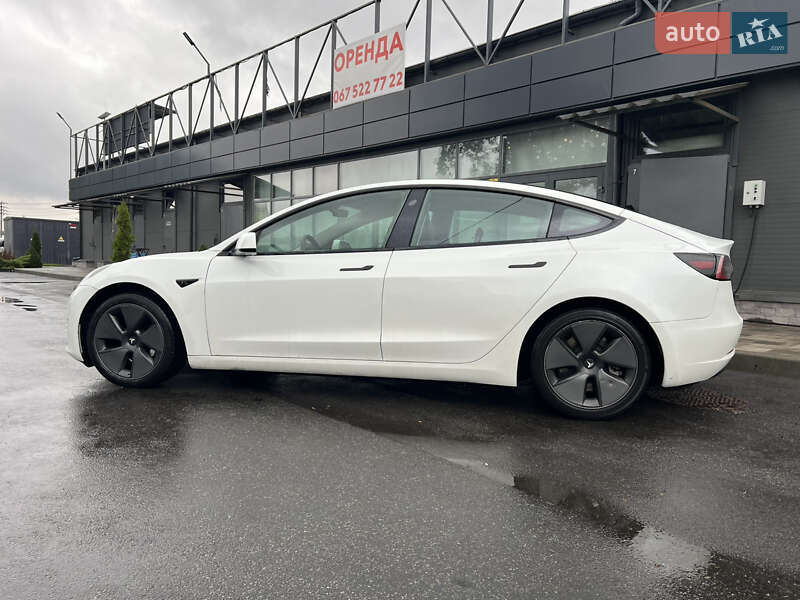 Седан Tesla Model 3 2021 в Умані