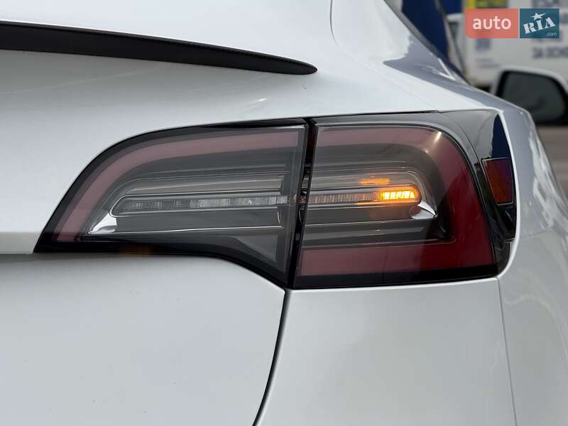 Седан Tesla Model 3 2021 в Рівному