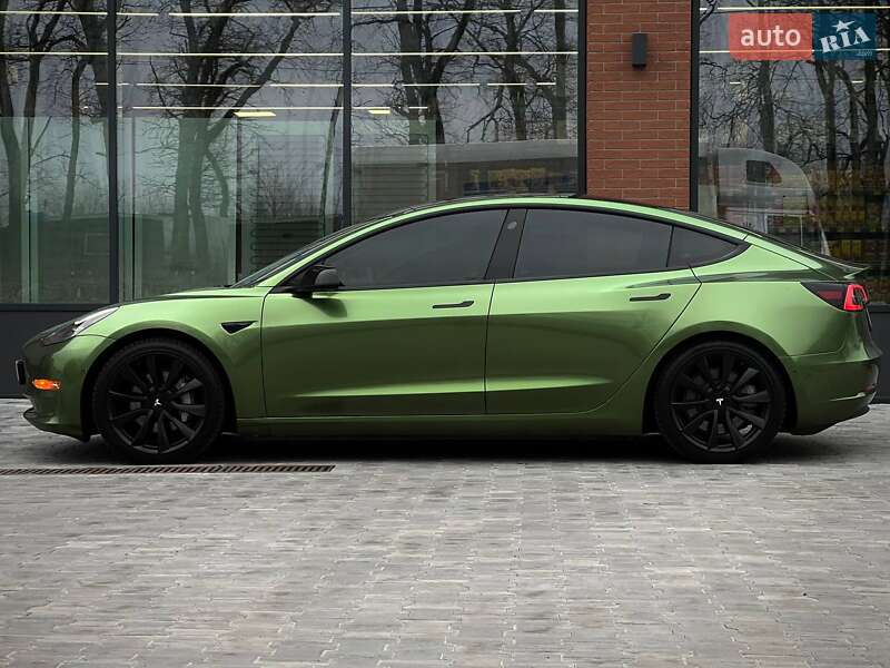 Седан Tesla Model 3 2021 в Киеве