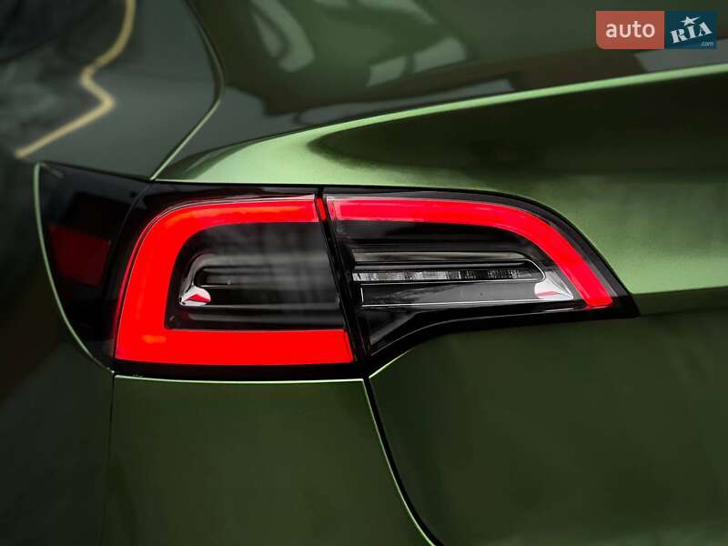 Седан Tesla Model 3 2021 в Киеве