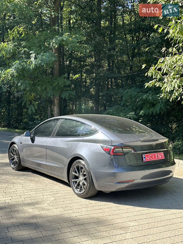 Седан Tesla Model 3 2020 в Ужгороді