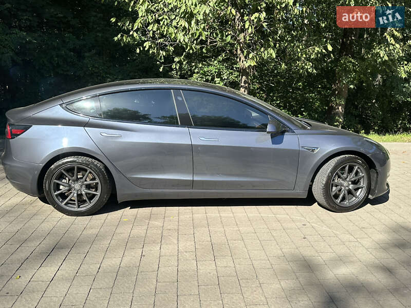 Седан Tesla Model 3 2020 в Ужгороді