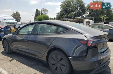 Седан Tesla Model 3 2025 в 