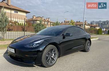 Седан Tesla Model 3 2023 в 