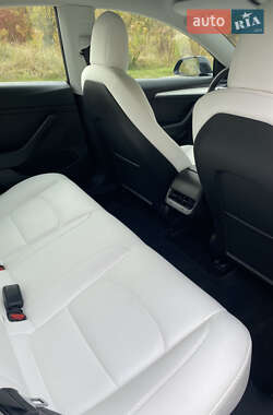 Седан Tesla Model 3 2021 в 