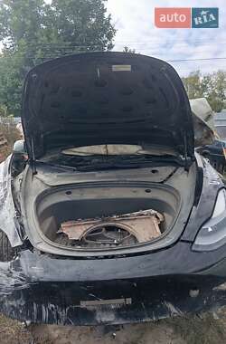 Седан Tesla Model 3 2023 в 