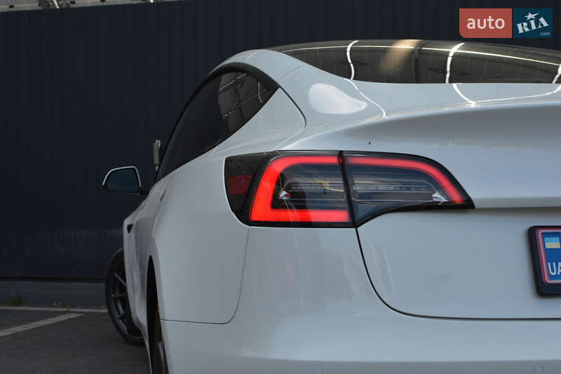 Седан Tesla Model 3 2022 в Самборе