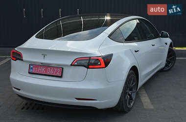 Седан Tesla Model 3 2022 в 