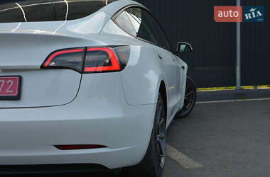 Седан Tesla Model 3 2022 в 
