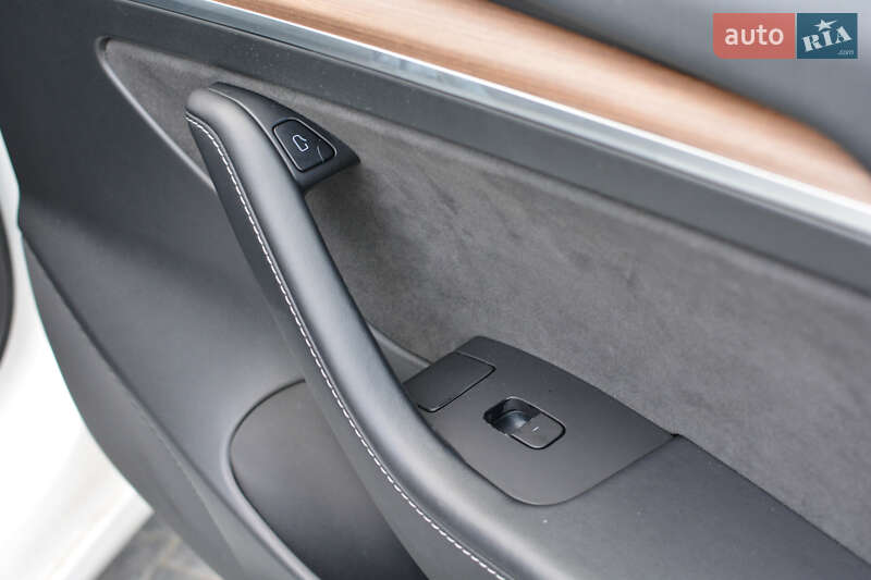 Седан Tesla Model 3 2022 в Самборе