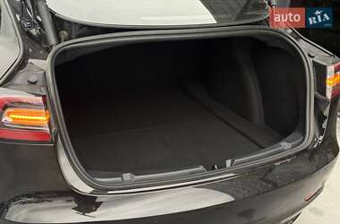 Седан Tesla Model 3 2022 в 