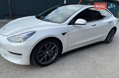 Седан Tesla Model 3 2023 в 