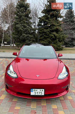 Седан Tesla Model 3 2022 в 