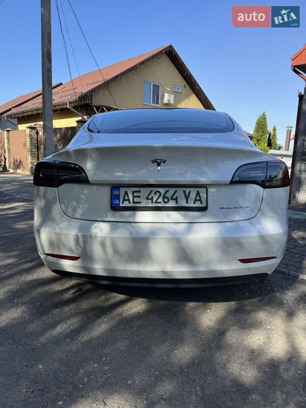 Седан Tesla Model 3 2021 в Кам'янському