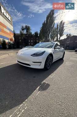 Седан Tesla Model 3 2021 в 