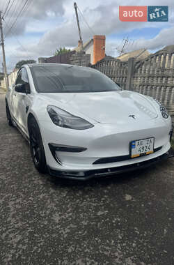 Седан Tesla Model 3 2021 в 