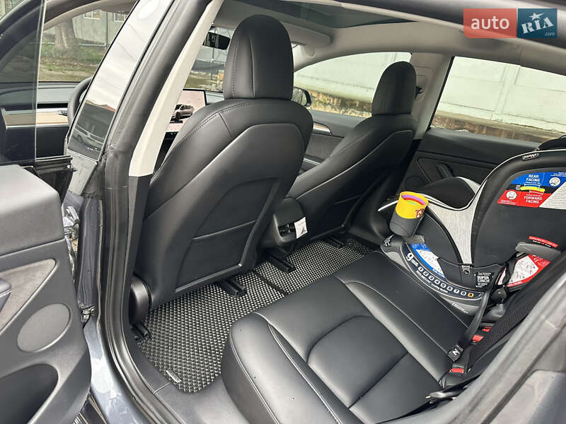 Седан Tesla Model 3 2022 в Мукачевому