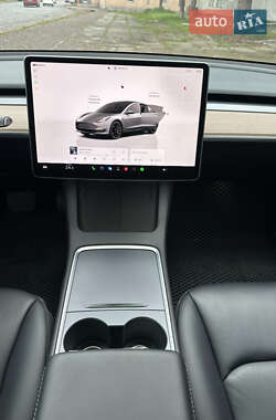 Седан Tesla Model 3 2022 в 