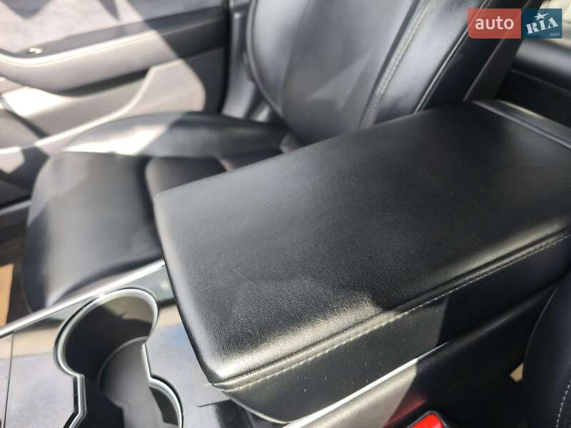 Седан Tesla Model 3 2019 в Стрые