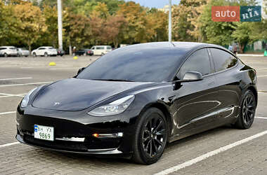 Седан Tesla Model 3 2022 в 