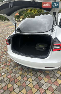 Седан Tesla Model 3 2021 в 