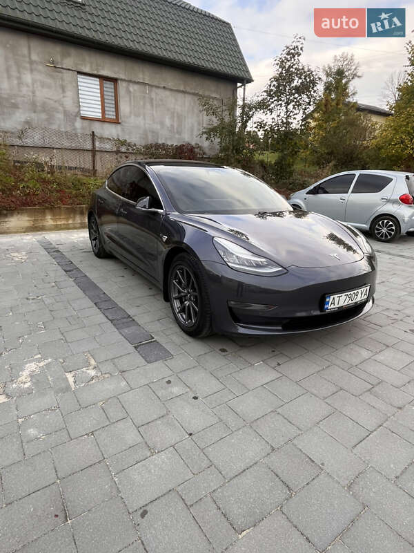 Седан Tesla Model 3 2018 в Долині
