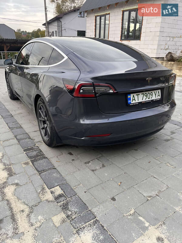 Седан Tesla Model 3 2018 в Долині