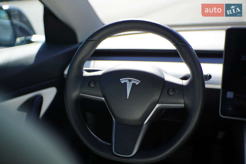 Седан Tesla Model 3 2019 в Ужгороде
