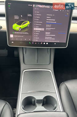 Седан Tesla Model 3 2022 в 