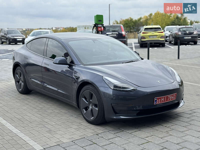 Седан Tesla Model 3 2023 в Ровно