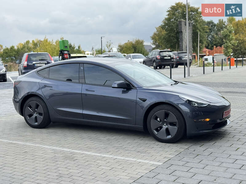 Седан Tesla Model 3 2023 в Ровно
