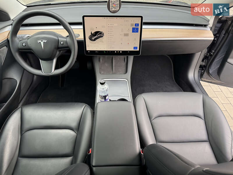 Седан Tesla Model 3 2023 в Ровно