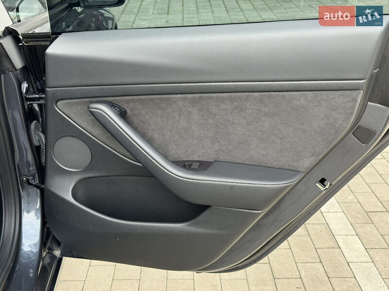 Седан Tesla Model 3 2023 в Ровно