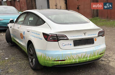 Седан Tesla Model 3 2022 в 